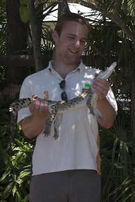 Rogier met een krokodil in zijn handen!
