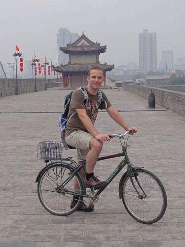 Rogier fietst op de stadsmuur van Xi'an