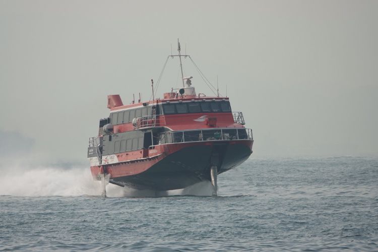 De ferry's in Hong Kong varen erg hard