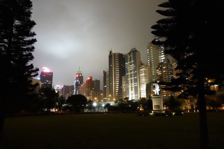 De skyline van Hong Kong vanuit het Sun Yat-sen Memorial Park