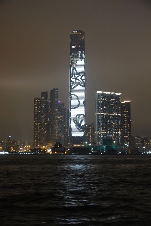 's-avonds is er elk kwartier een lichtshow op de hoogste toren van Hong Kong