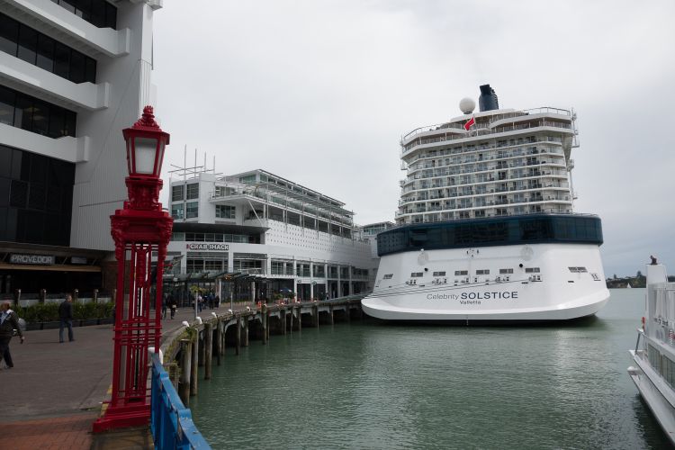 Een cruiseschip dat aangemeerd lag in Auckland