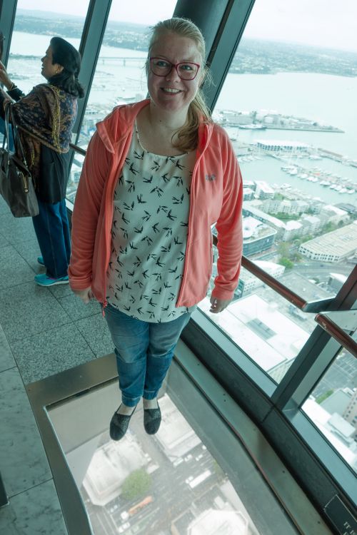 Angelica op een glazen vloer in de Sky Tower van Auckland