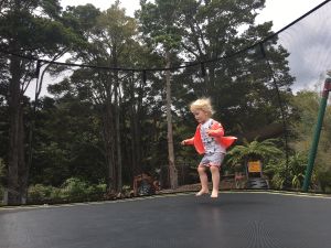 Fabienne op de trampoline