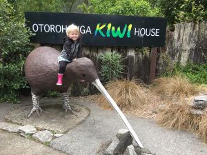 Fabienne op een Kiwi
