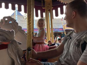 Fabienne op het grootste paard van de carousel