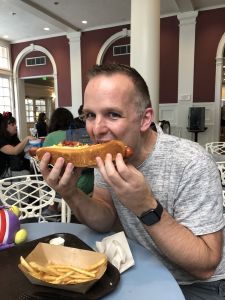 Hotdog met Mac-and-cheese