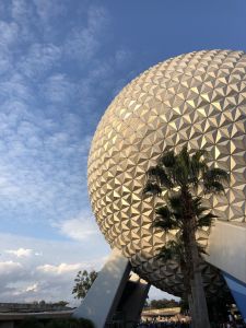 Epcot's Planet Earth bij zonsondergang