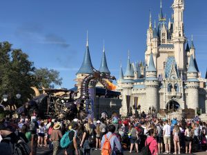 Draak tijdens een parade in Magic Kingdom