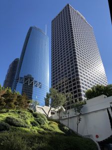 Wolkenkrabbers naast een parkeergarage in LA