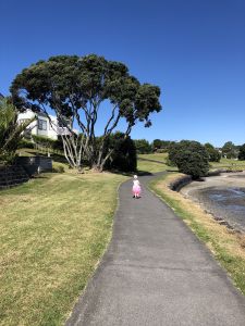 Fabienne langs baai in Auckland