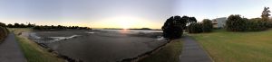 Ondergaande zon boven baai in Auckland