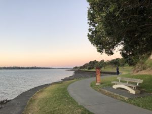 Wandelroute langs de baai in Auckland