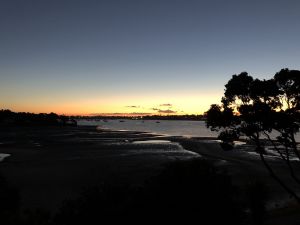 Avondschemer boven de baai in Auckland