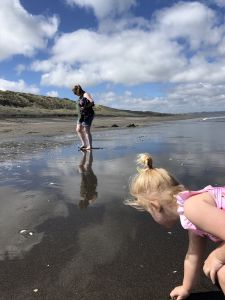 Schelpen zoeken op Kawhia beach