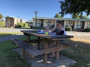 Knutselen met mama aan de campingtafel