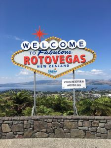 Rotovegas bord bij Skyline Rotorua