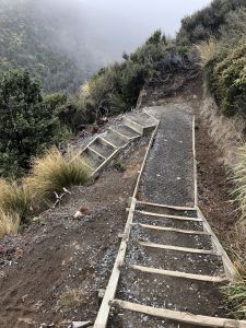 Houten trappen, treden gevuld met zand en steen