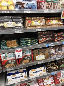 Schap met nederlandse producten in supermarkt