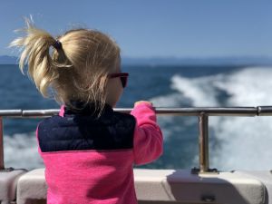 Fabienne op boot in Abel Tasman