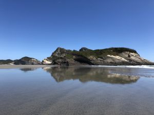 Mooie spiegeling Wharariki Beach