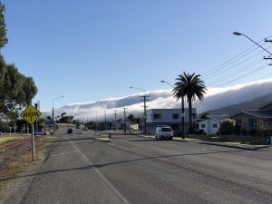 Wolken tegen bergen in Greymouth