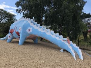 Dinosaurus glijbaan in speeltuin Wanaka