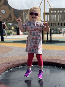 Fabienne op trampoline bij Brighton Pier