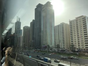 Willekeurige straat vanuit metro Dubai