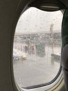 Het regent terwijl we vertrekken uit Dubai